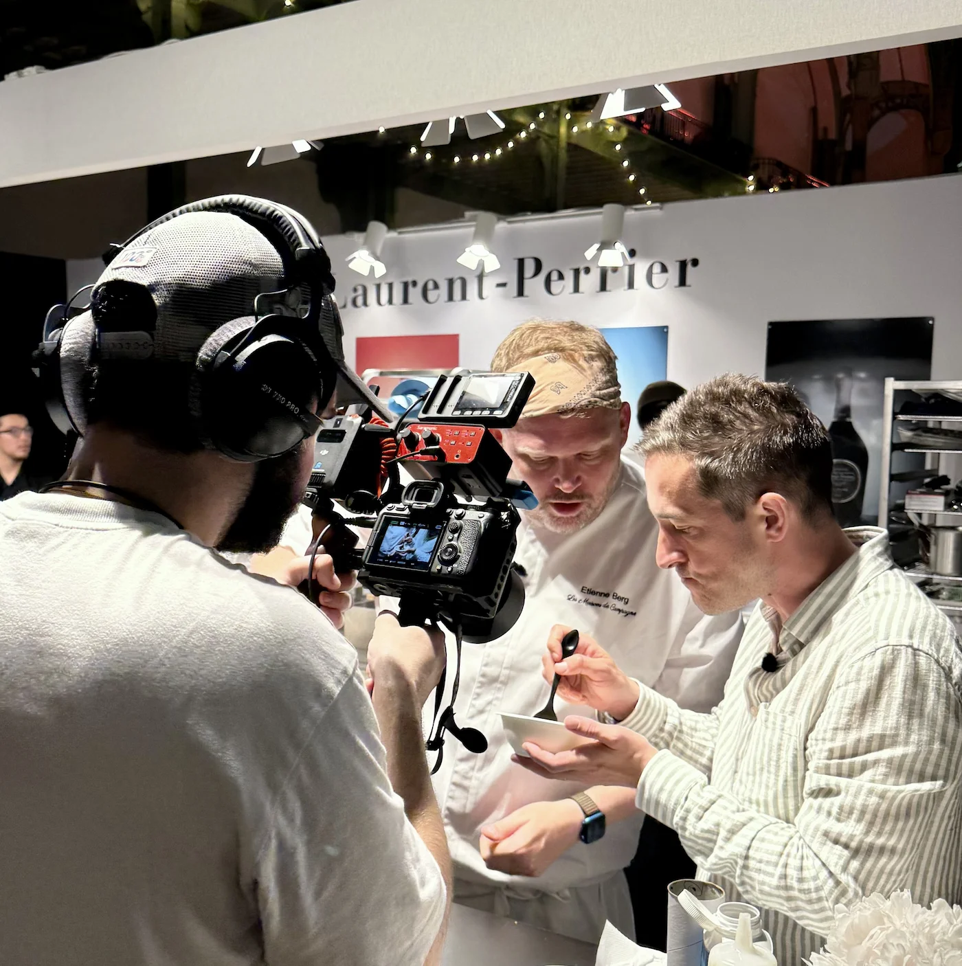 Cadreur de Good way prod filmant Alexis Thiébaut et un chef au salon Taste of Paris, au Grand Palais